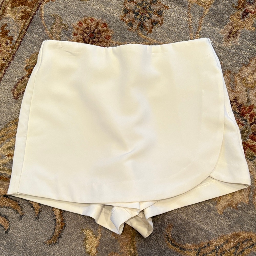 ⭐️ LIKE NEW ⭐️ Glam white skort, SMALL